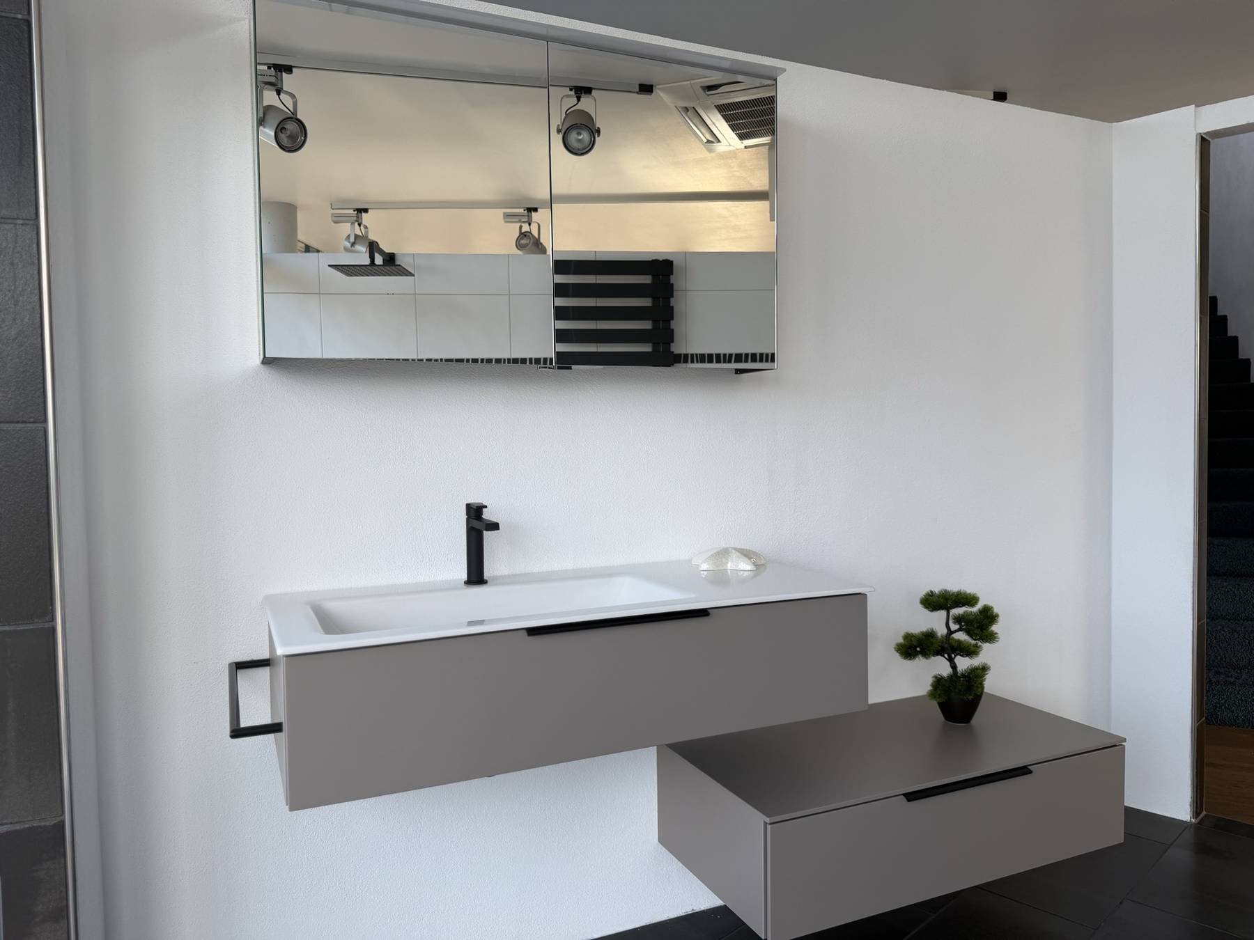 Wandhängender Waschtisch in Grau mit Spiegelschrank