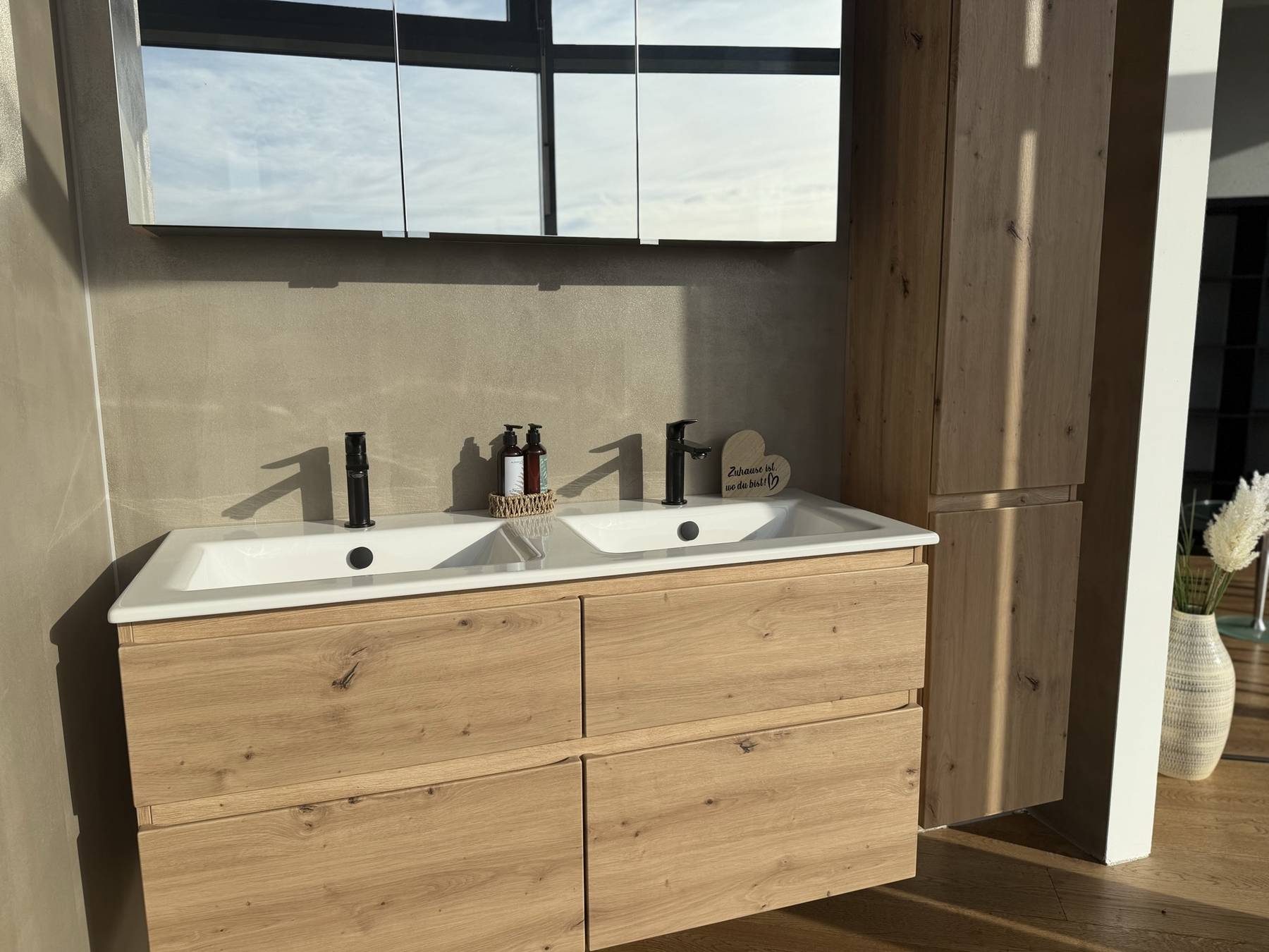 Waschtischanlage mit Hochschrank in Eiche