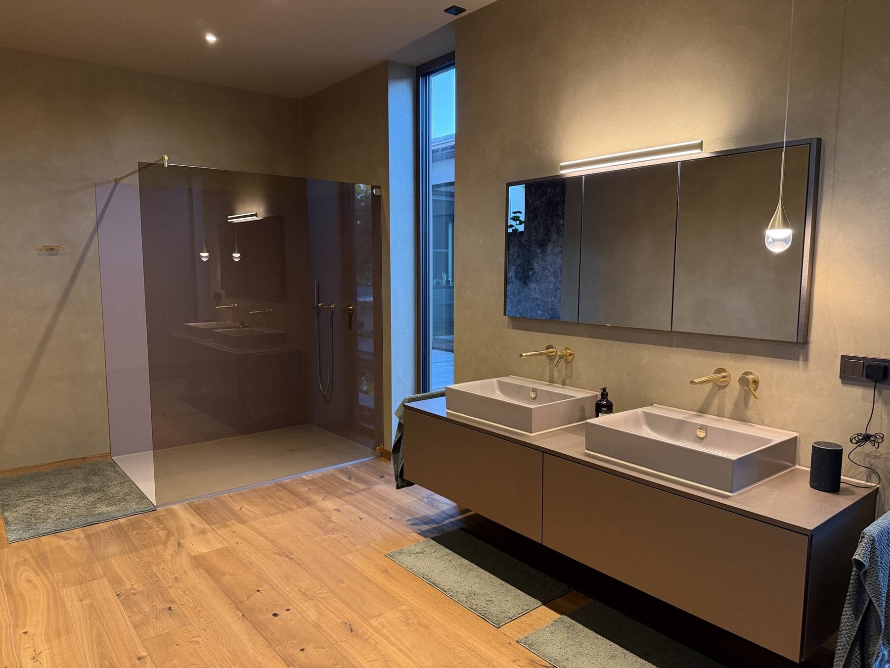 Bad mit Doppelwaschtisch und begehbarer Dusche
