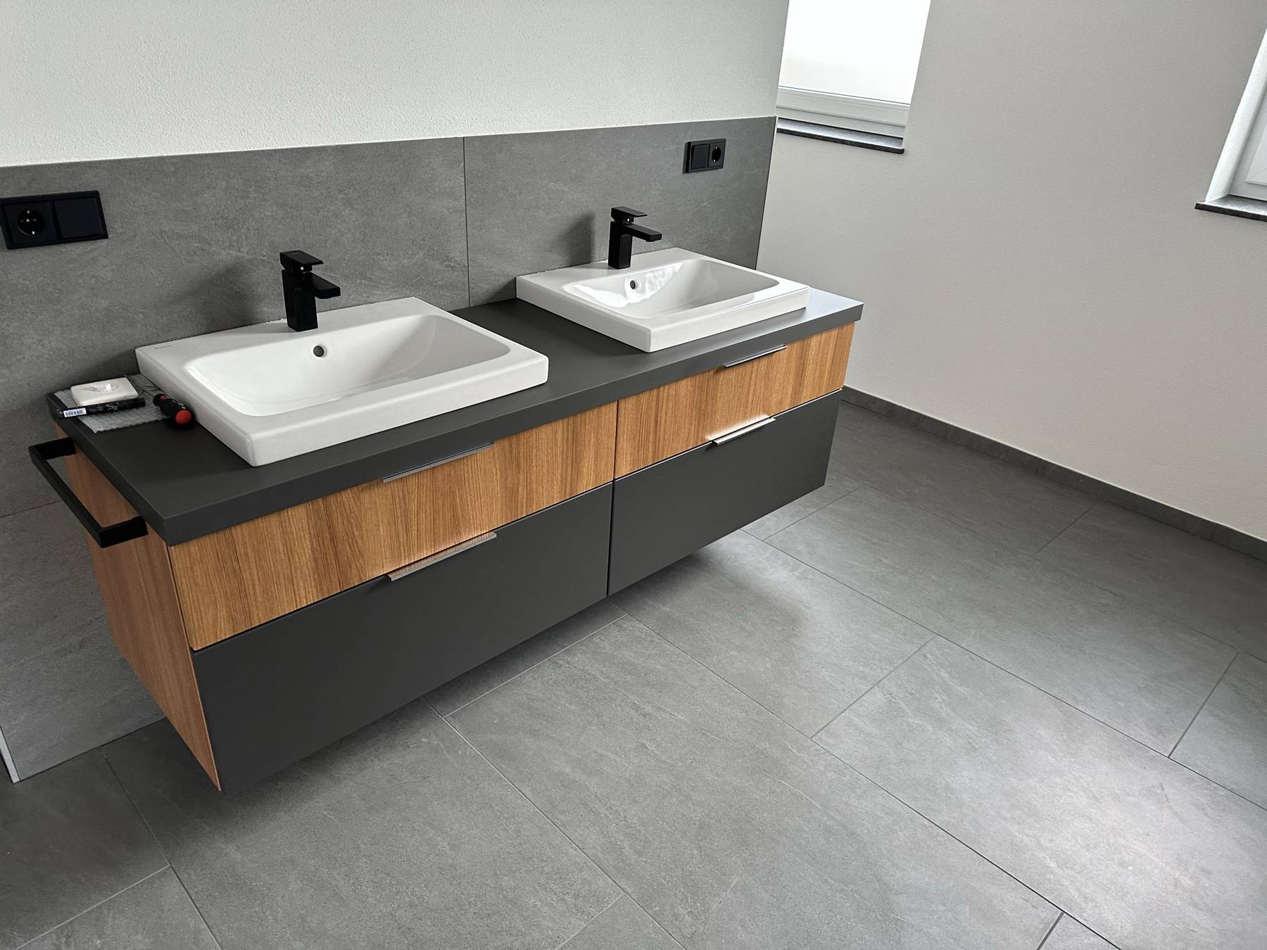 Waschtischanlage in Holz und Anthrazit mit schwarzen Armaturen
