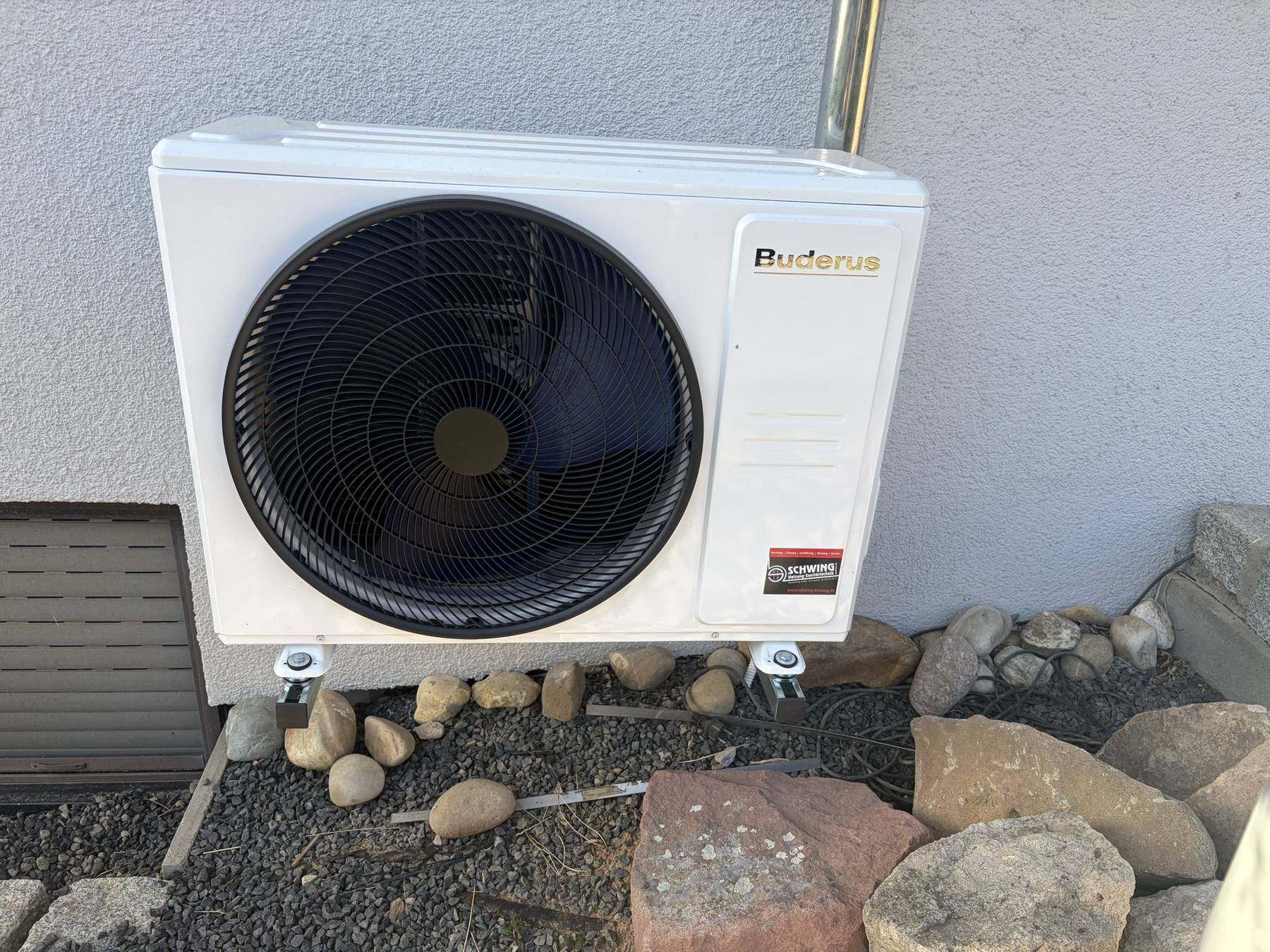 Außengerät einer Klimaanlage, montiert von Schwing