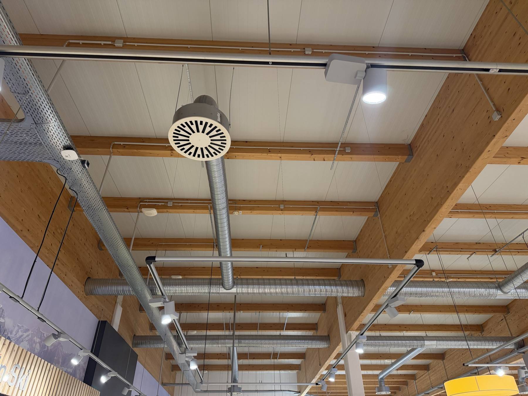 Lüftungsanlage mit sichtbaren Kanälen in einem Verkaufsraum